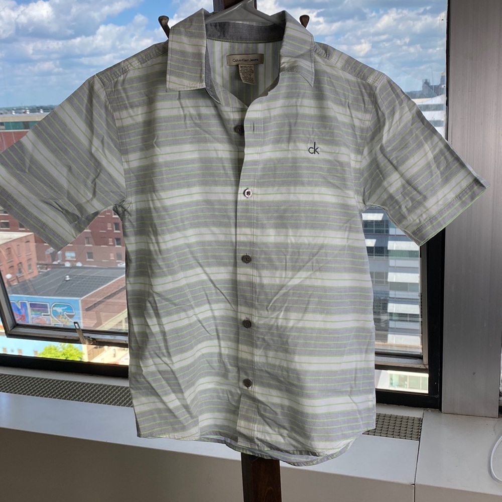 Calvin Klein jeans boys size M 10 back/12 short sleeve button down shirt